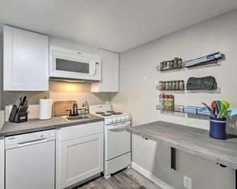 Fresh Downtown Longmont Apartment - Walk to Main! - Longmont - Kitchen