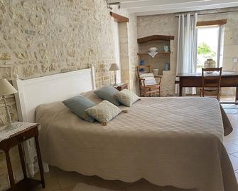 Spacious Charentais Farmhouse Among Fields Of Sunflowers And Vineyards - Saint-Hilaire-de-Villefranche - Schlafzimmer