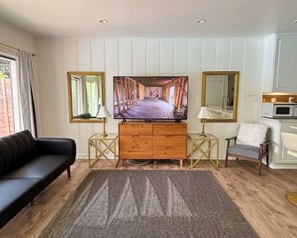 2Bd 2 ba with heated in-ground pool in Central OKC - Oklahoma City - Living room