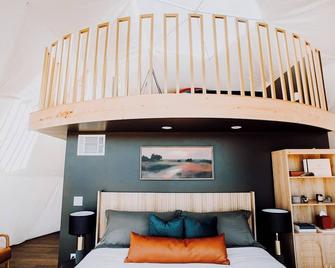 Boutique Dome On 56 Acres, Dog Friendly, Peaceful, 1 Hr From Mpls, Mn - Pine City - Living room