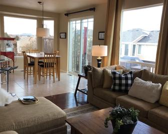 Denver to Boulder Rocky Mountain Colorado Home - Thornton - Living room
