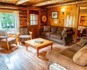 Keepin' It Reel - Large Cabin for the Whole Family at Historic Vicker's Ranch - Sleeps 10 - Lake City - Living room