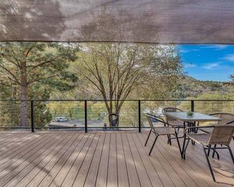 New! Eagles Landing B04 Tiny Home - Hot Tub - Madras - Balcón