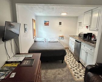 Teakettle Kabin Tiny Home - Columbia Falls