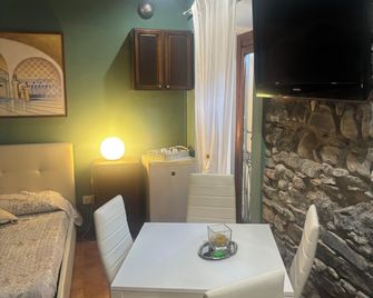 Bed and Breakfast Storico - קומו - חדר אוכל