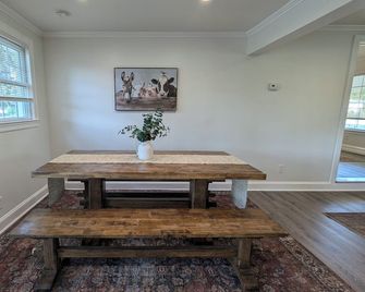Watauga Flats Farm – A Working Farm Stay with Rustic Charm & Modern Comfort! - Johnson City - Dining room