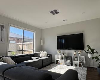 Brandnew 3 bedroom house in Traneit perfect for family stay - Tarneit - Living room