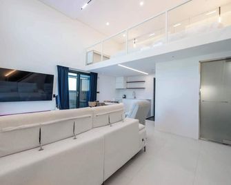 평택 호텔 더 그레이 송탄 - 평택 - 거실