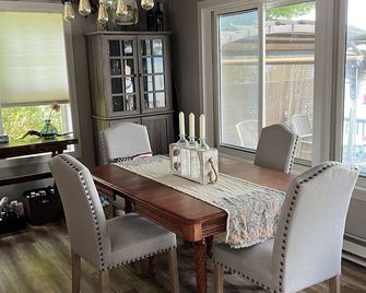 Newly renovated cottage on Skaneateles lake with spectacular views! - Skaneateles - Dining room