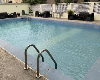 Lovely 2bed/2 Apt in Victoria Island by the Sea. - Lagos - Pool