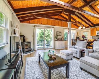 Breathtaking Newbury Cottage with Deck on Chalk Pond - Newbury - Living room
