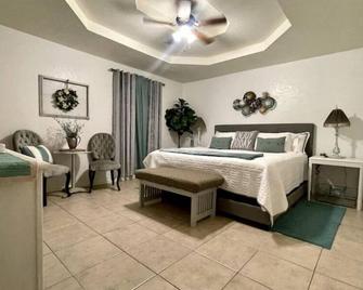 Rest, Relax & enjoy the entire cozy vacational home! - Mission - Bedroom