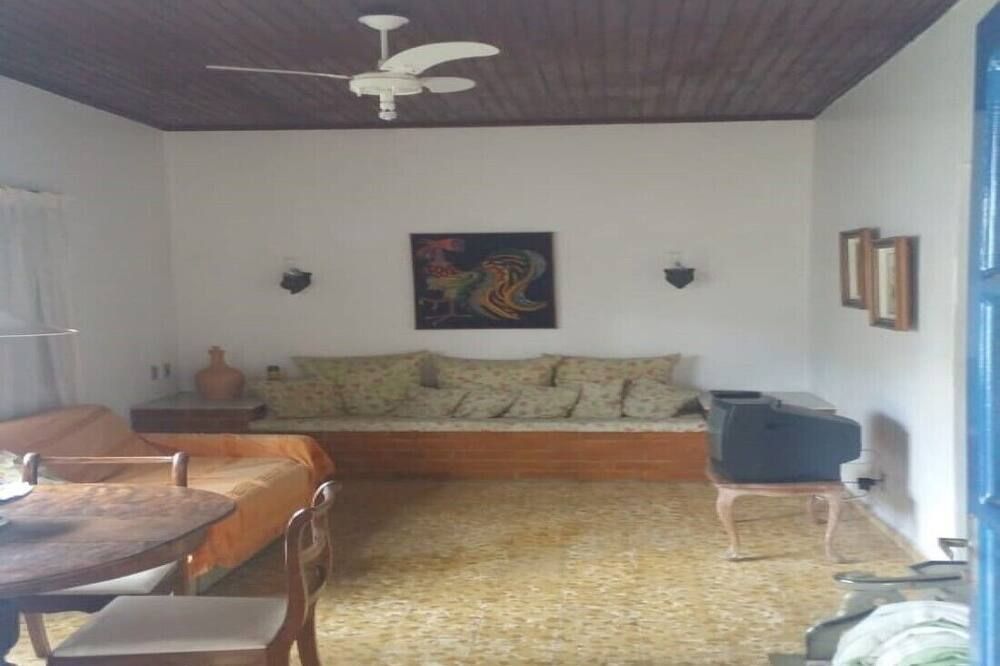 home Beach Center, wooded and grassy yard with fruit trees. - ريو داس أوستراس - غرفة معيشة