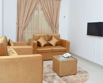Al Khaleej Plaza Hotel Apartments - Ajman - Living room