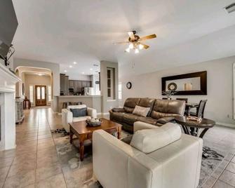 Single story 15m from DFW in desirable neighborhood - Flower Mound - Living room