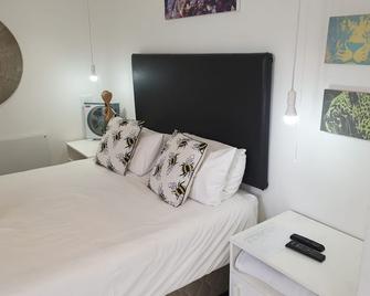 4 on Highworth Apartments and Studios - Cape Town - Bedroom