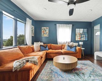 Fun Midcentury Home | Hot Tub | Karaoke | Games - Lancaster - Obývací pokoj