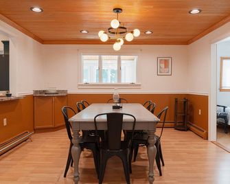 Central Haus (Group getaway on a quiet street) - North Adams - Comedor