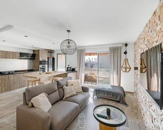 Hyères Centre-Les Floralies T3/Clim/Garage/balcon by HC - Hyères - Soggiorno