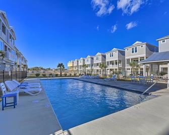 Gorgeous Emerald Isle Getaway Walk to Beach! - Emerald Isle - Pool