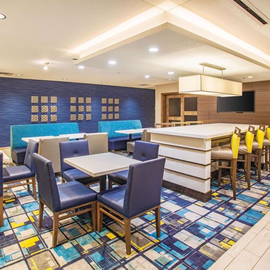 Restaurant view of La Quinta Inn & Suites by Wyndham Duluth