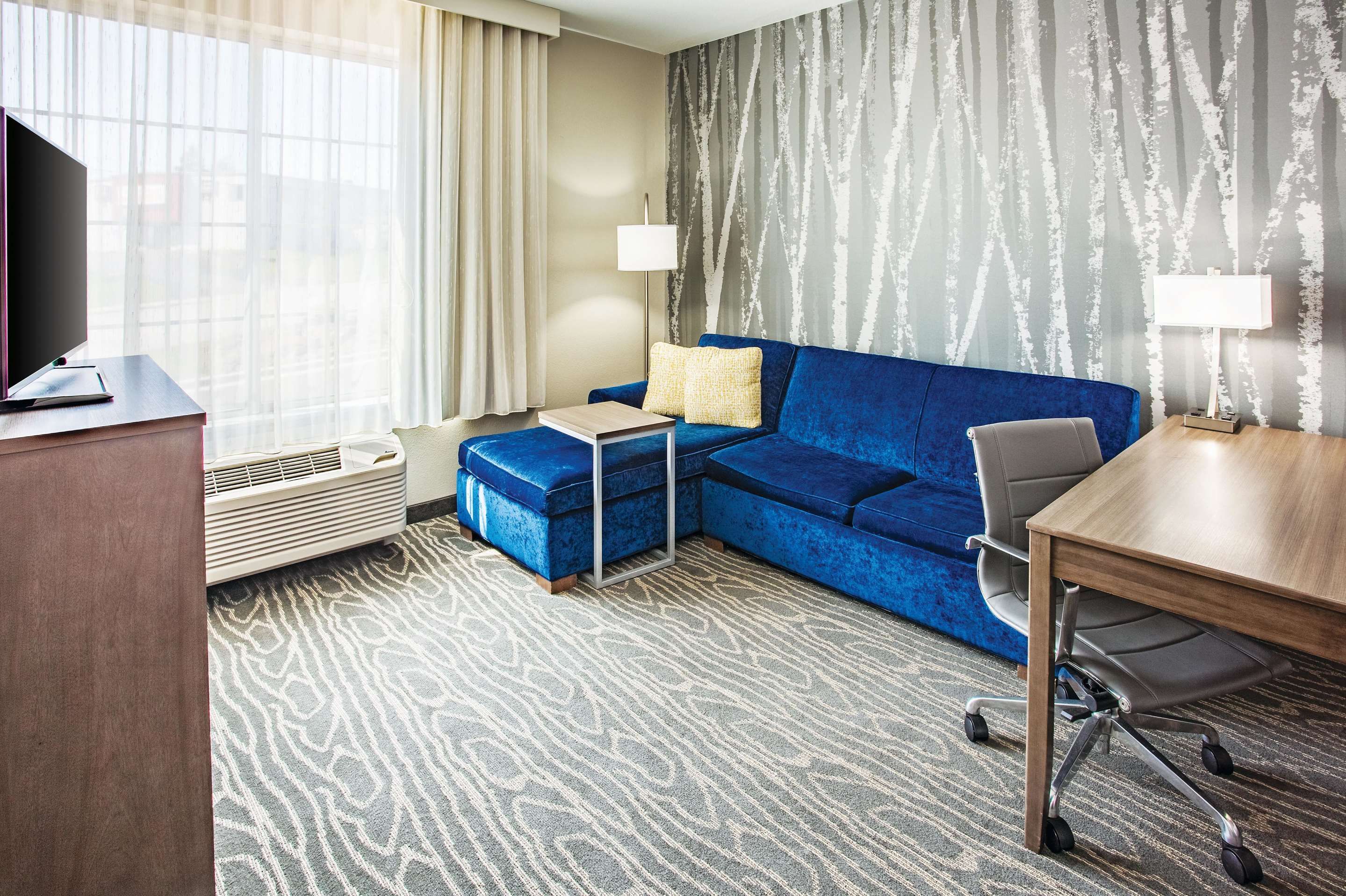 Living room view of La Quinta Inn & Suites by Wyndham Duluth