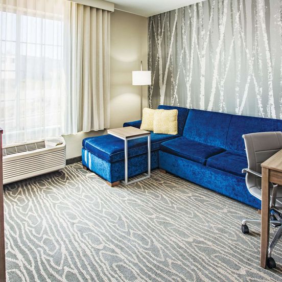Living room view of La Quinta Inn & Suites by Wyndham Duluth