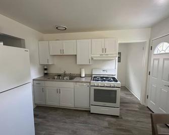 Charming Retreat Near Belleville Lake – Cozy Home with Spacious Backyard - Belleville - Kitchen