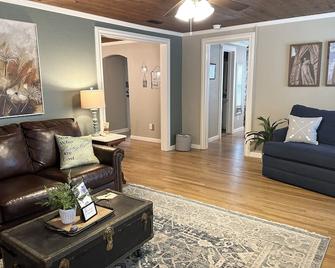 The Compass North With Full Kitchen Near Tsu - Stephenville - Sala de estar
