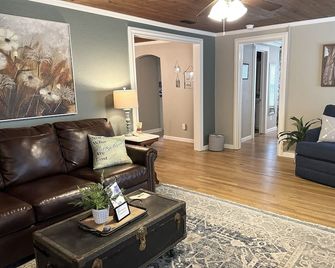 The Compass North With Full Kitchen Near Tsu - Stephenville - Sala de estar