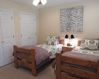 A-Loft, a beautifully appointed one bedroom apartment - Millboro - Bedroom