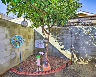 7 Mi to Downtown Long Beach Bungalow with Patio! - Long Beach - Vista del exterior