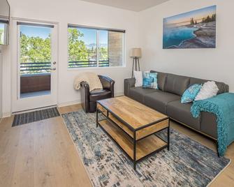 Modern condo in Downtown Bozeman w/private balcony, private parking, and AC - SOBO Urban Oasis - Bozeman - Living room