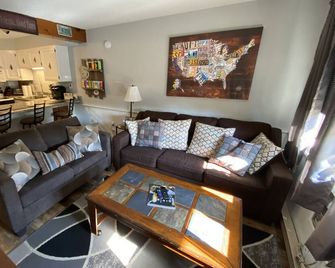 Walk to Storyland! Updated Condo! Wifi/Golf/Ac/Pool - New Pool 2026 - Glen - Living room