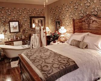 The Queen, A Victorian Bed & Breakfast - Bellefonte - Bedroom