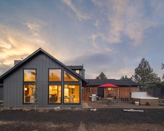 The Gem Estate by AvantStay Modern Farmhouse w Lavender Fields Hot Tub - Sisters - Gebäude