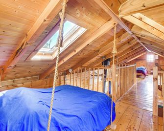 Bellevue Log Cabin w/ Gas Grill & Creek Access - Bellevue - Habitación