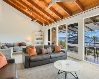 208 Marine Parade - Snapper Rocks / Rainbow Bay Beachfront - Coolangatta - Living room