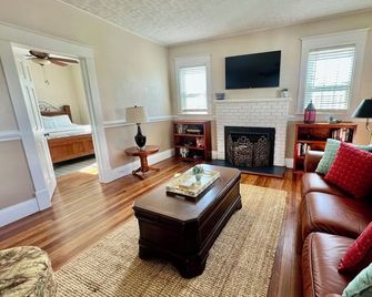 Charming Sebring Historic Registry Home Near Circle and Across from Lake Jackson - Sebring - Soggiorno