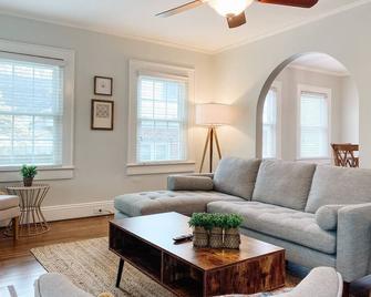 Hillcrest Cottage - Gastonia - Living room