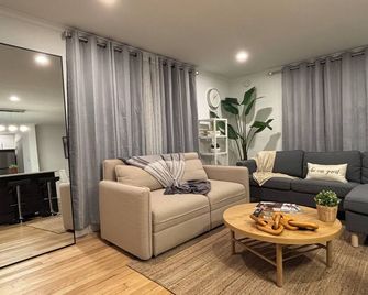 Modern 3 Bd Oasis, Convenient city living w/ parking - Boston - Living room