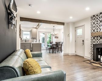 La Casa Negra - Spanish Townhome in SoBro - Indianápolis - Sala de estar