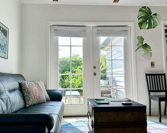 The Coach House- Entire Home - 2 bedroom/3 bath Orlando getaway! - Orlando - Sala de estar