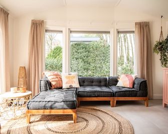 StayatSas Tiny House Sam in de bossen op de Veluwe! - Epe - Wohnzimmer