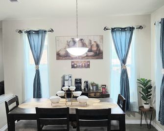 Spacious 4-bedroom house in wonderful Portland with AC - Портленд - Їдальня