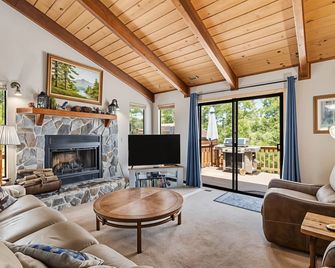 The Big Easy Lakefront Cabin - Groveland - Living room