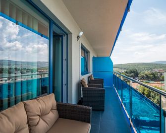 Red Hotel Accommodation - קלוז'-נאפוקה - מרפסת