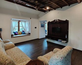 Anandam Stays - Premium 3BHK plush homestay, Vaikom near Kumarakom - Vaikom - Sala de estar