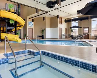 Microtel Inn & Suites by Wyndham Lloydminster - Lloydminster - Piscina
