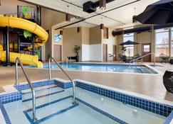 Microtel Inn & Suites by Wyndham Lloydminster - Lloydminster - Pool